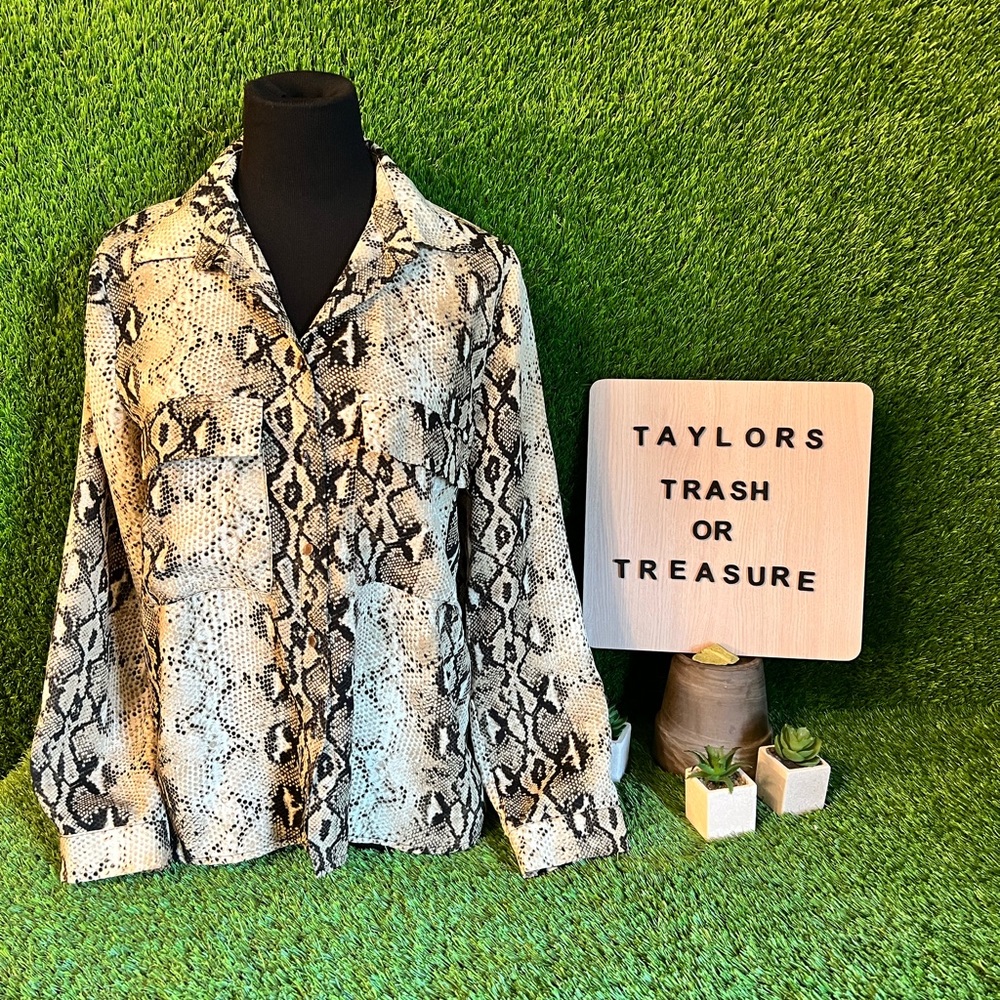 👚Snakeskin button up - Picture 2 of 4